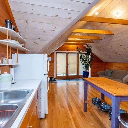 Bright And Cozy Treehouse Apartment Берлингтон Экстерьер фото