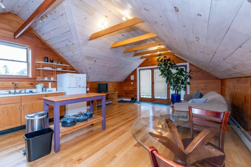 Bright And Cozy Treehouse Apartment Берлингтон Экстерьер фото