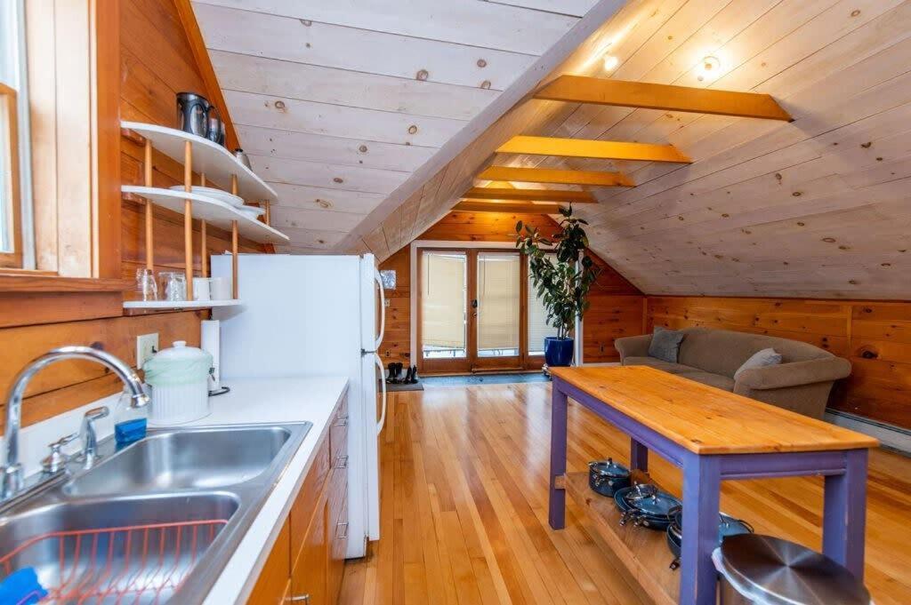Bright And Cozy Treehouse Apartment Берлингтон Экстерьер фото