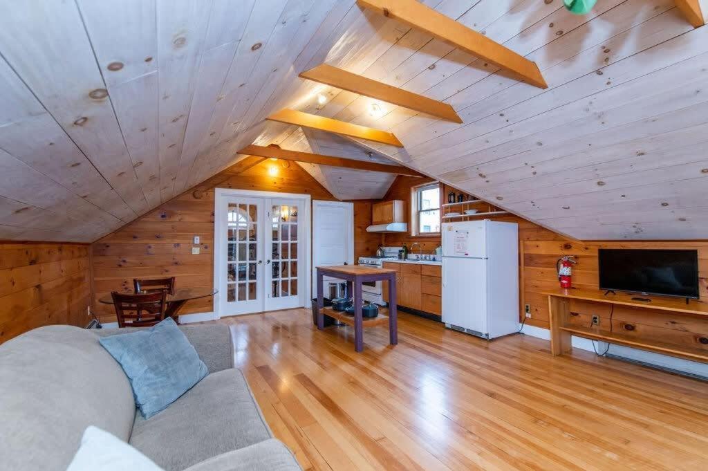 Bright And Cozy Treehouse Apartment Берлингтон Экстерьер фото