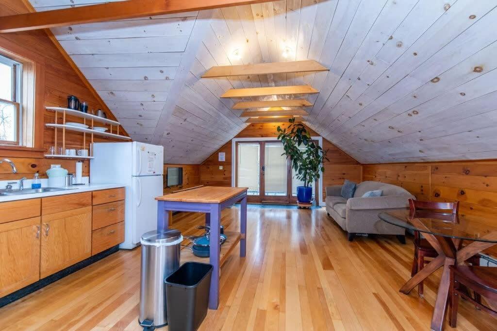 Bright And Cozy Treehouse Apartment Берлингтон Экстерьер фото