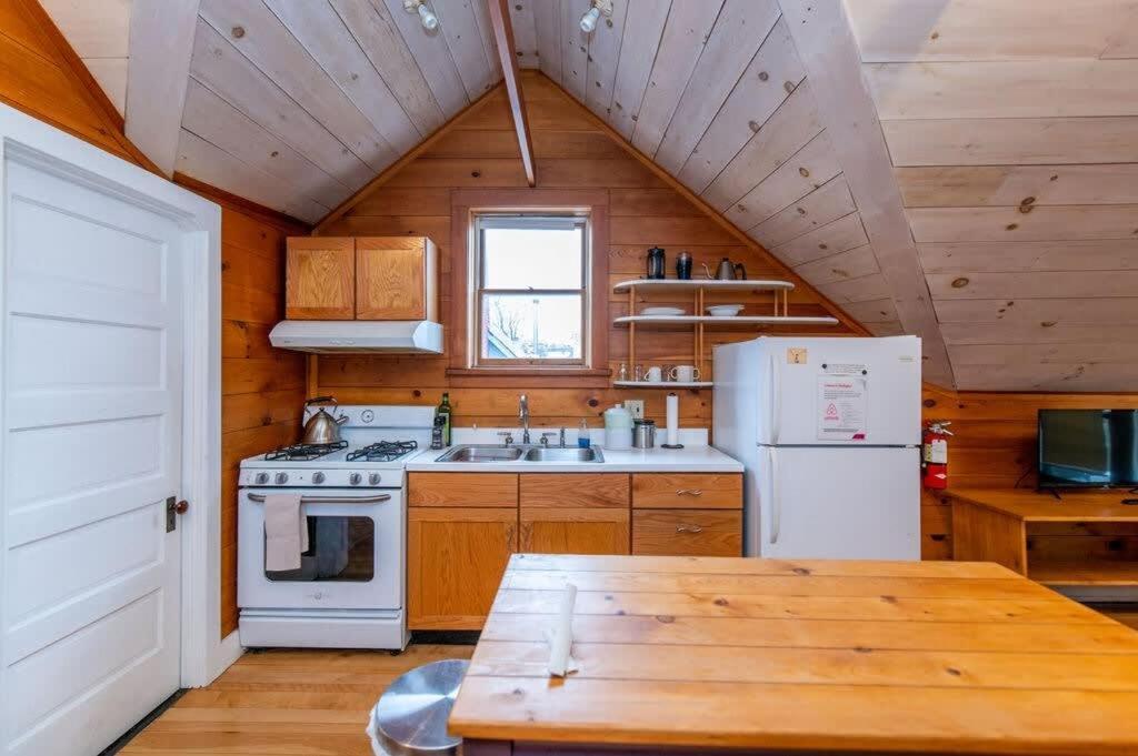 Bright And Cozy Treehouse Apartment Берлингтон Экстерьер фото