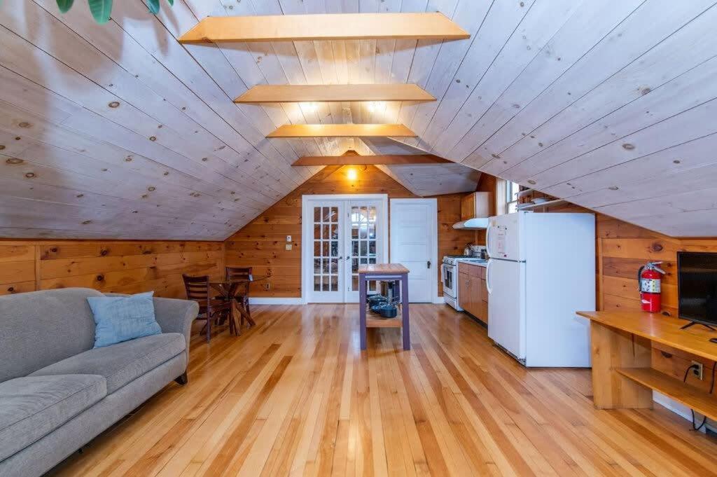 Bright And Cozy Treehouse Apartment Берлингтон Экстерьер фото