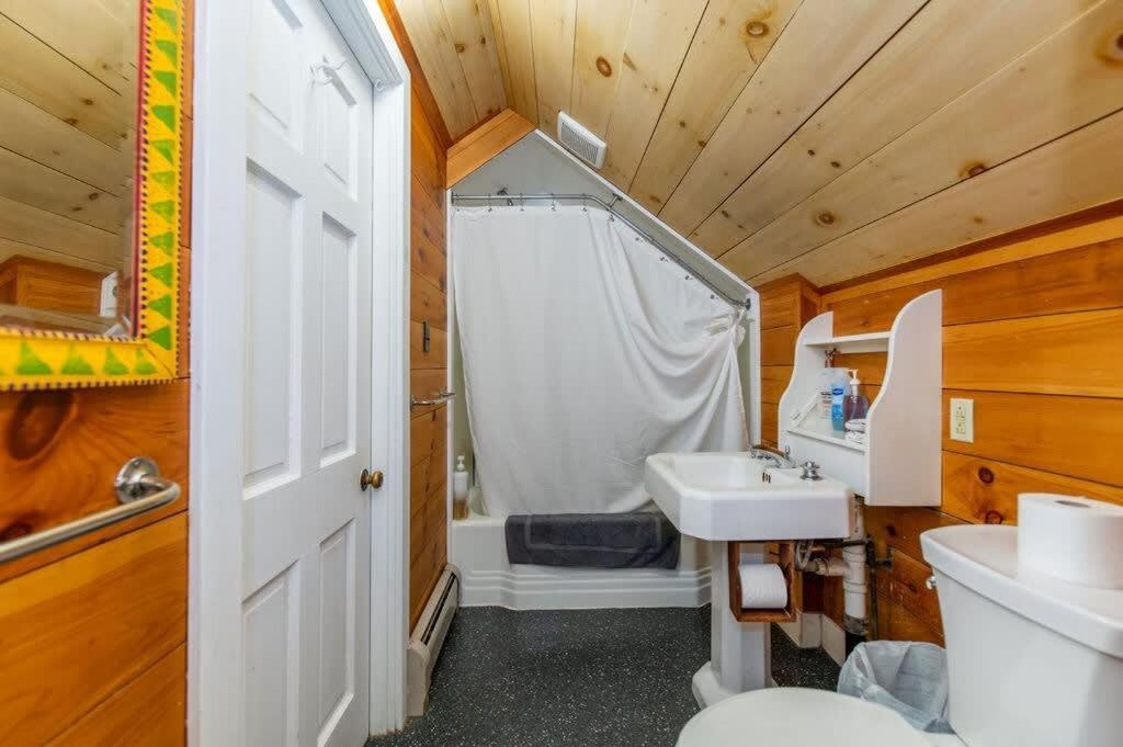 Bright And Cozy Treehouse Apartment Берлингтон Экстерьер фото