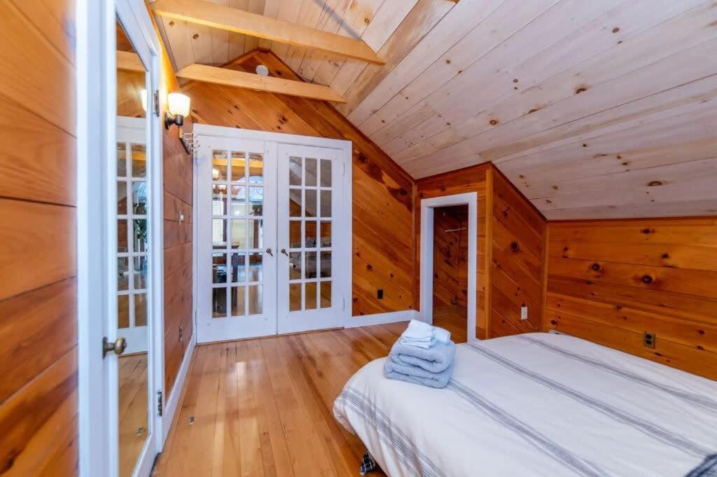 Bright And Cozy Treehouse Apartment Берлингтон Экстерьер фото