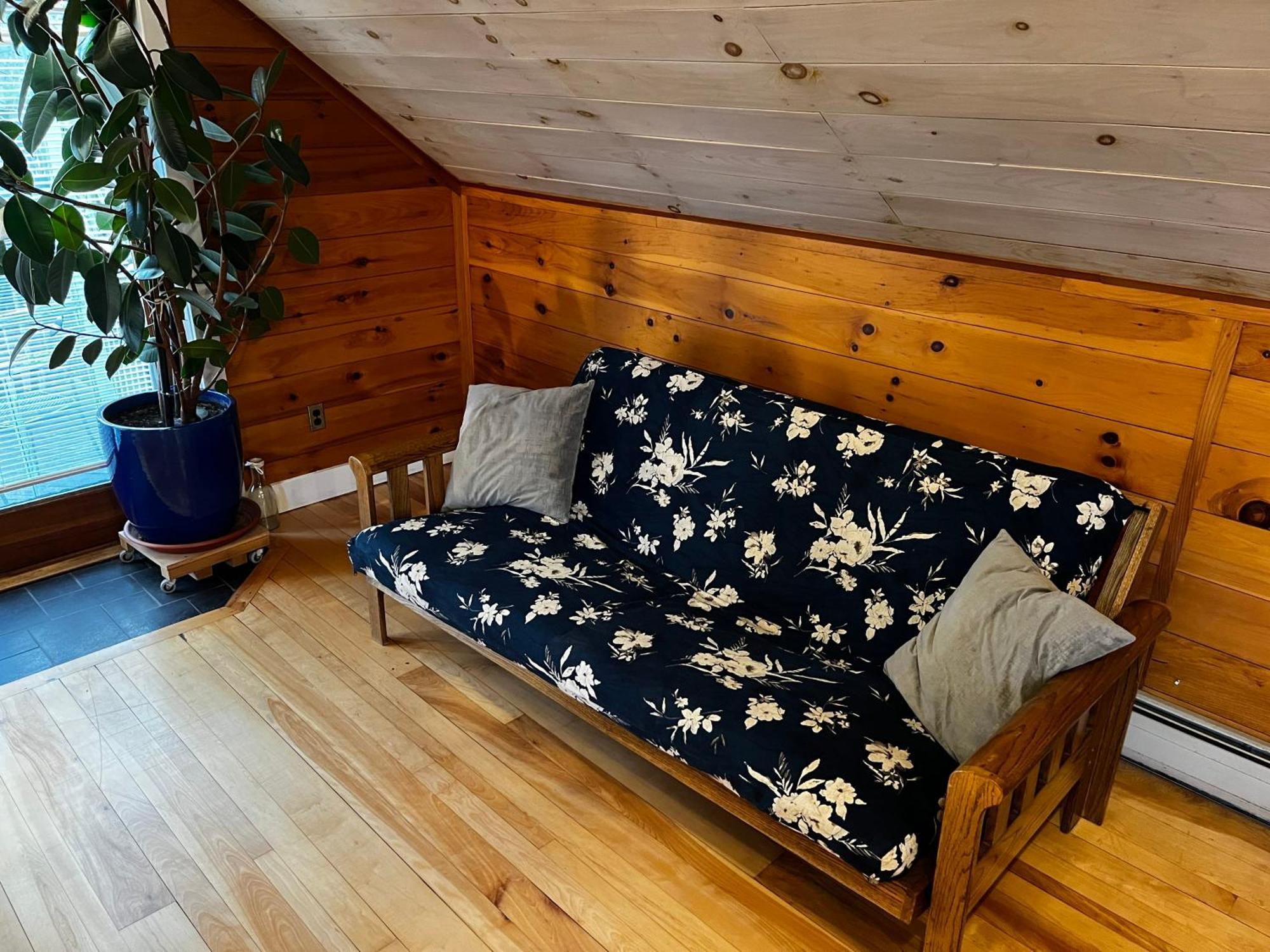 Bright And Cozy Treehouse Apartment Берлингтон Экстерьер фото